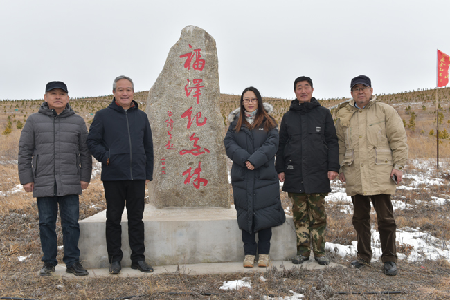 左起：苏人牧场副总任利军、锦华集团总经理苏振泉、央视总台记者张夏南、苏人牧场总经理郑国山、王世英内蒙古广播电视台原副台长.JPG