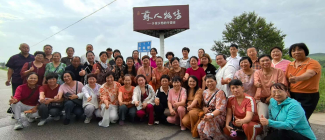 1754275048429910.jpg 7、苏人牧场山门合影.jpg