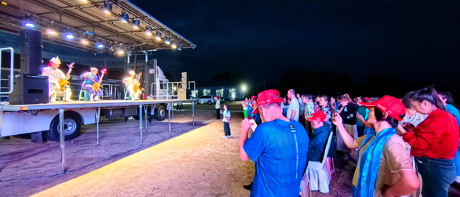 1754275668390914.jpg 33,精彩的马头琴表演.jpg