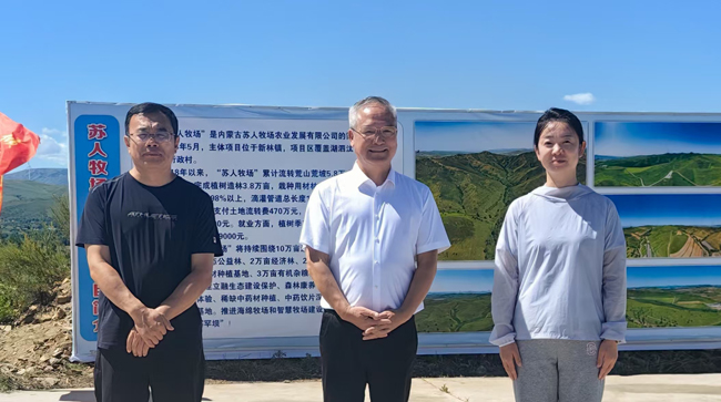 1755565616842762.jpg 3县委书记张志刚,县长迟亚玲与苏总合影留念.jpg