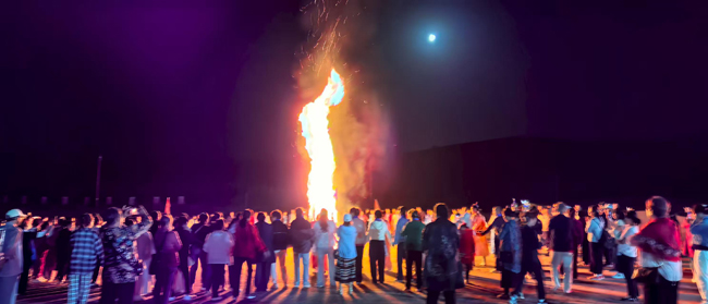 1757061453998895.jpg 14苏人牧场烟花篝火晚会.jpg