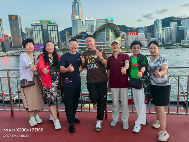 1758013619440111.jpg 28苏导与代理商在维多利亚邮轮上(1).jpg