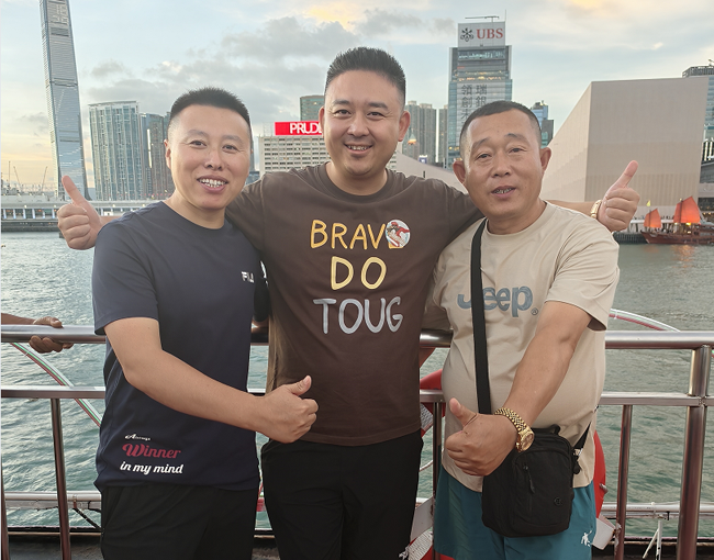 1758013641875020.png 29苏导与代理商在维多利亚邮轮上(2).png