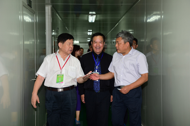 1758178884782949.jpg 8李玉院士参观锦华生产线.JPG